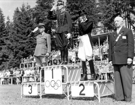 lis-hartel-1952-olympic-podium-1952